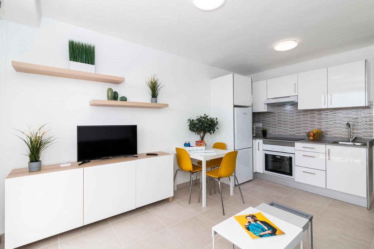 Homeforguest Modern And Recently Renovated Apartment In Arona アロナ エクステリア 写真