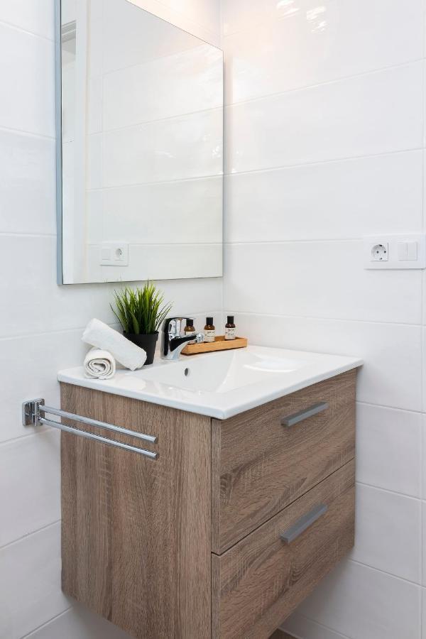 Homeforguest Modern And Recently Renovated Apartment In Arona アロナ エクステリア 写真