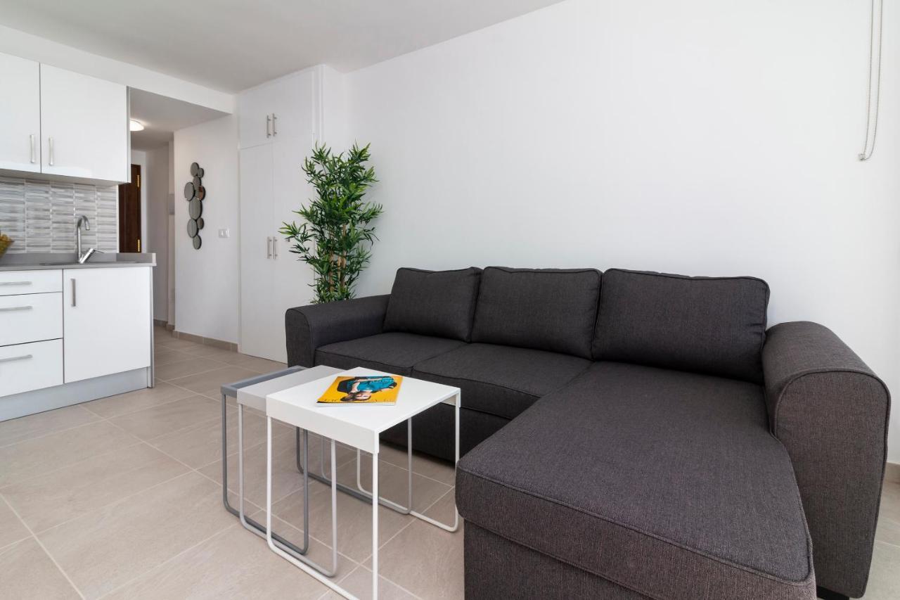 Homeforguest Modern And Recently Renovated Apartment In Arona アロナ エクステリア 写真