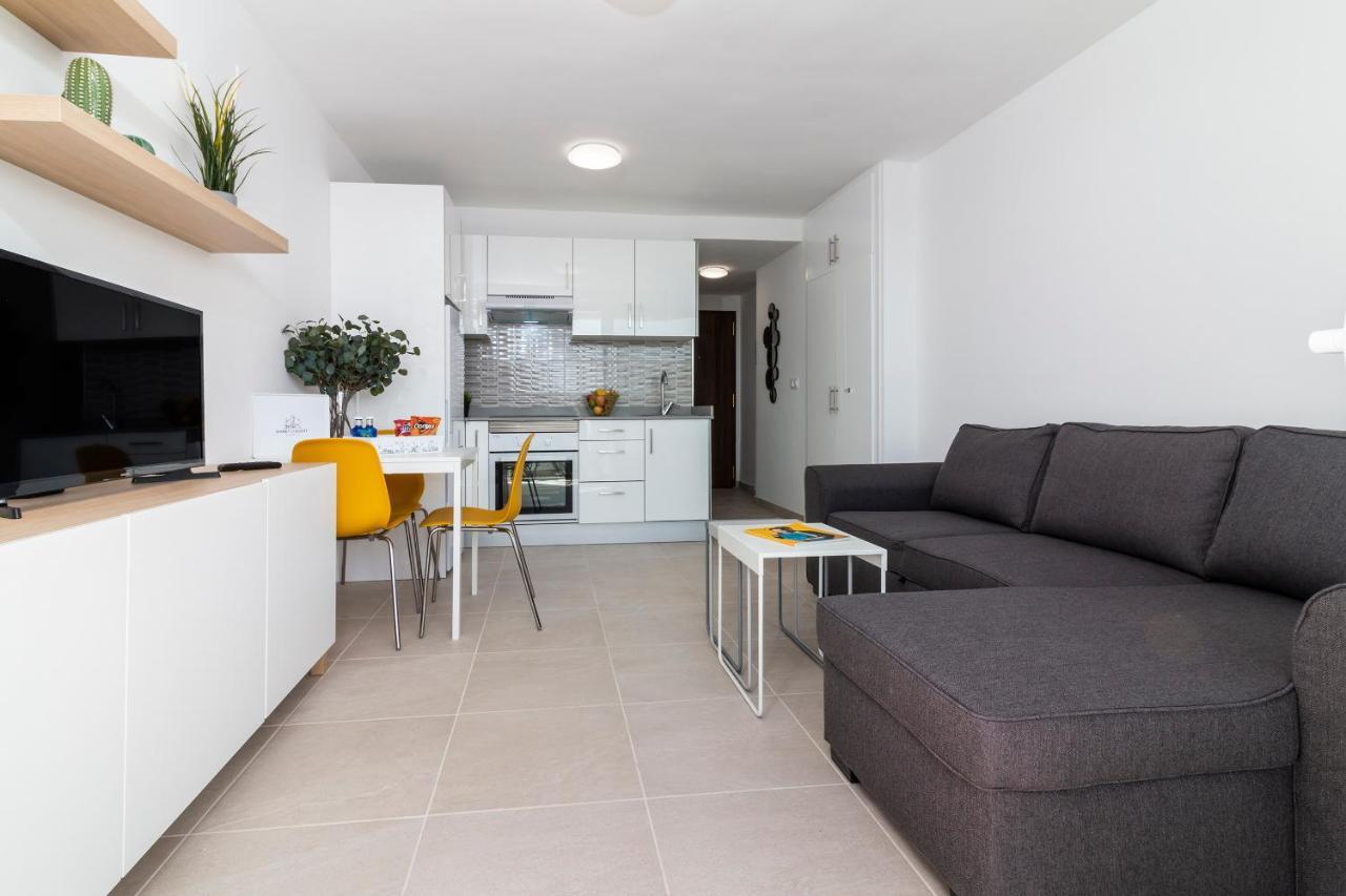 Homeforguest Modern And Recently Renovated Apartment In Arona アロナ エクステリア 写真