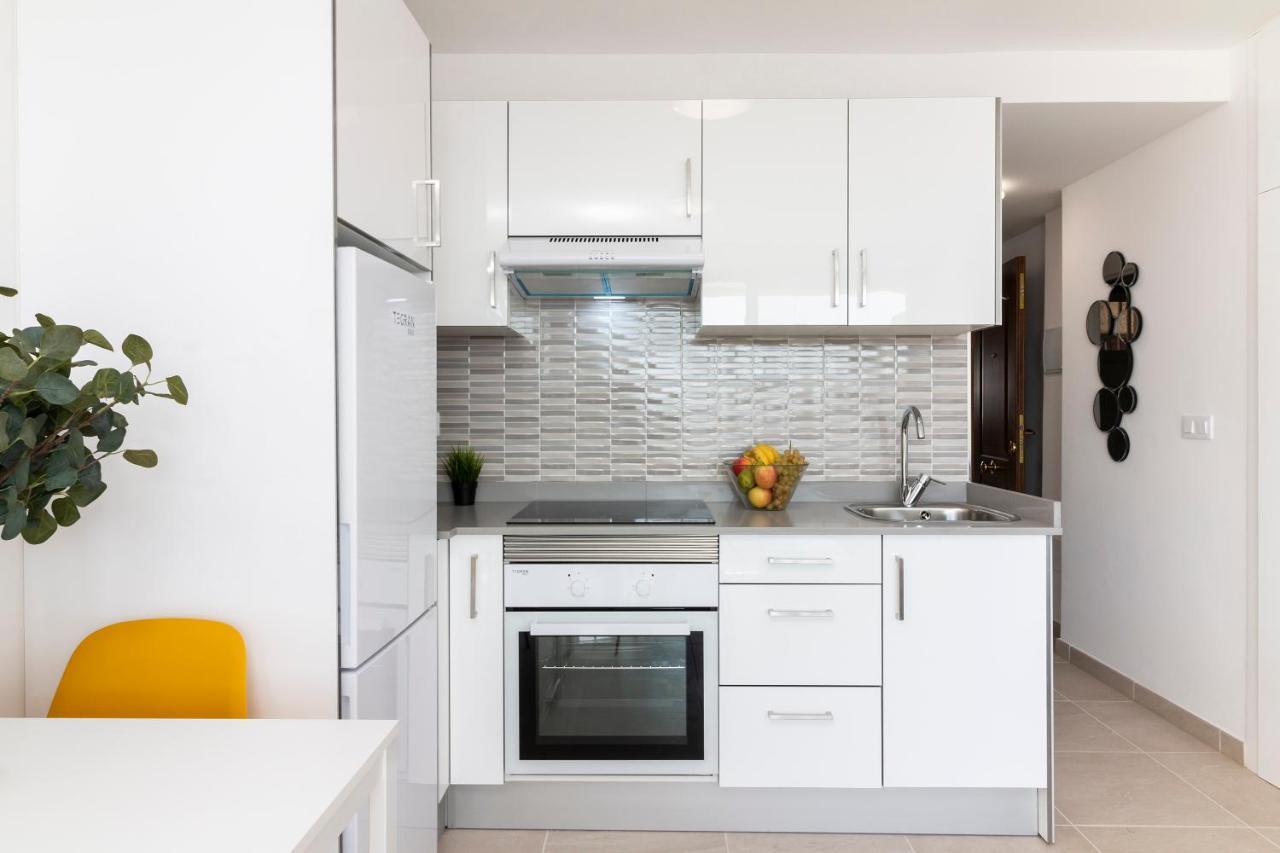 Homeforguest Modern And Recently Renovated Apartment In Arona アロナ エクステリア 写真